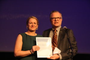 Anita Therese Rosmæl får tildelt Tillitsvalgtprisen 2017 fra forbundsleder Nils Erik Ness.