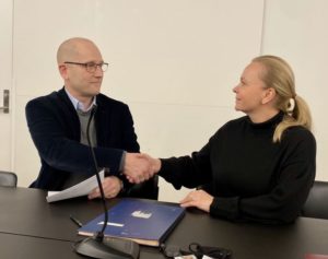 Leder for Unio kommune, Steffen Handal og KS avdelingsdirektør Hege Mygland har sikret en ny hovedavtale i kommunene, og tar hverandre i hendene etter å ha skrevet under avtalen.